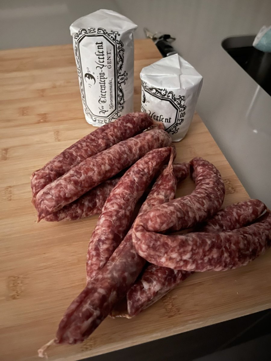 OsOssie's tweet photo. Als je betaald hebt en de kroegbaas zegt โik he nog wa vur oeโโฆ
Dan ben je pas echt geintegreerd ๐
#tierenteyn #mosterd #drogeworst https://t.co/aV4ucMVE4l