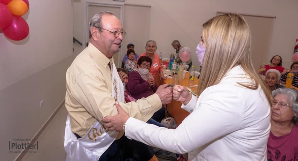 GloriaARuizok's tweet photo. #Adultazo en el día de ayer celebramos el día de los adultos mayores con más de 300 personas!!
Me dio mucha alegría verlos, fue un gusto compartir con ustedes este momento tan importante después de un año tan difícil de pandemia. https://t.co/xvONaiWnBl