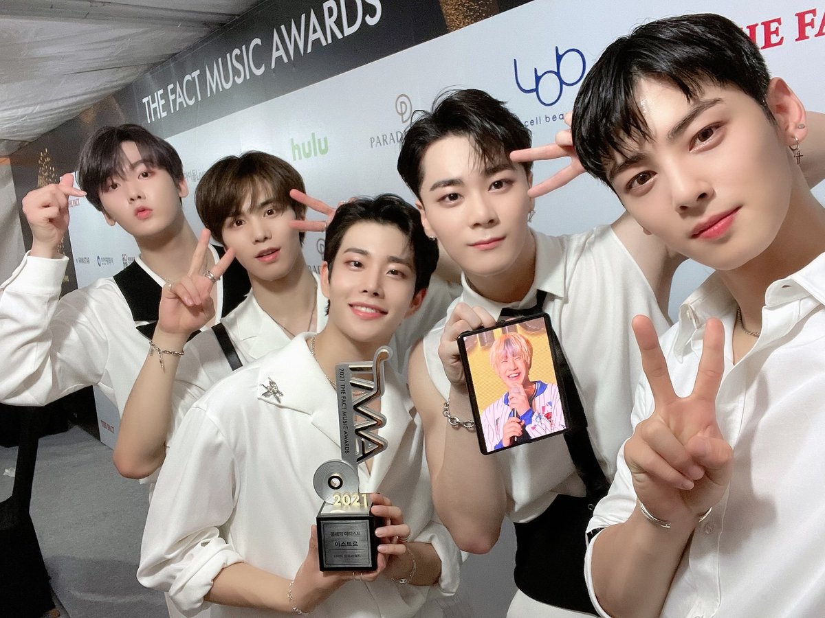 ParkChimmim's tweet photo. Both of my babies @BTS_twt and @offclASTRO won Artist of the year award at The Fact Music Awards last night. So proud of my boys!💜⭐ 

Well deserved recognition. Insert my bias, the main rapper of Astro. Miss you Jinjin! Get well soon pls 😘

Love, 
Your Army &amp; Aroha in one 💜⭐ https://t.co/esDH9pl6hY