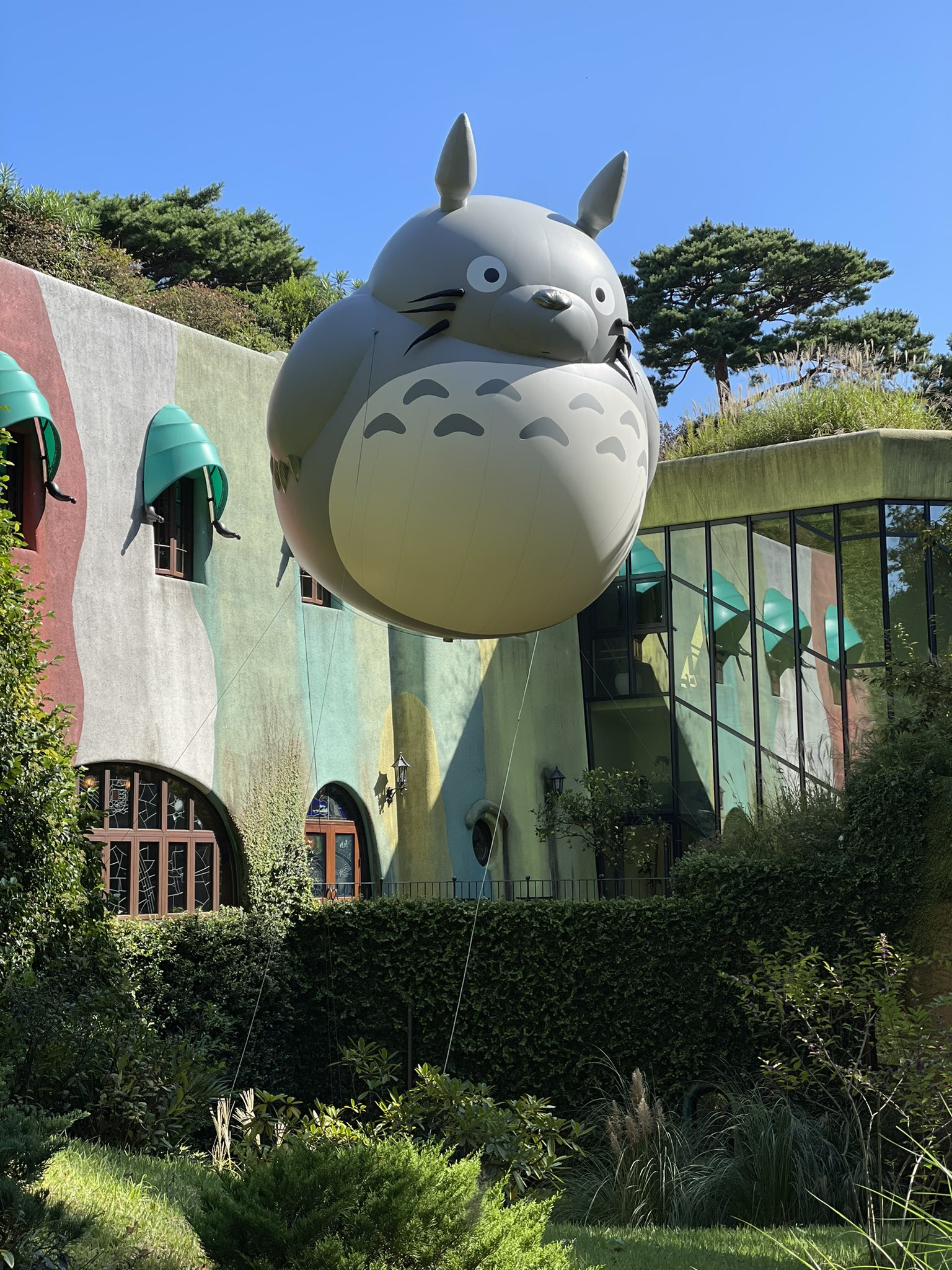 三鷹の森ジブリ美術館 本日は三鷹市民デー 少し特別な企画をいろいろ行っています 入館しなくても外から見えるふしぎな生きものもいるのです たぶん T Co Nb26qfawi4 Twitter