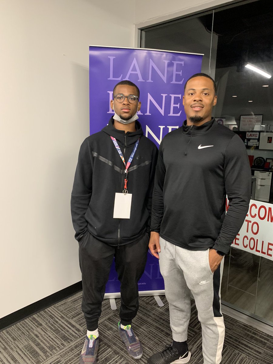 SamadMuhammad10's tweet photo. Great visit with 🐉🐉🏈🏈@lane_football @VyronBrown31 @dragonsdc1 @BACoachWright @Jeff_XOS https://t.co/vgR9U7yzvB