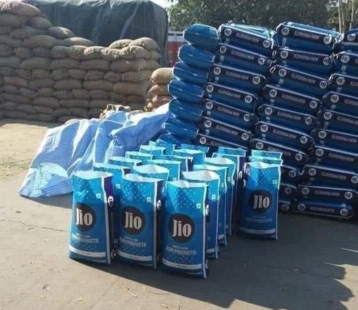 panditdushant's tweet image. JIO गेहूँ का सीधे आपके खेतों से 17 RS/KG से ख़रीद कर 50 रुपये किलो में ! बस इसे समझ जाओ कृषि क़ानून समझ आ जाएगा ! यही कारण है कि कृषि क़ानून वापस नहीं हो रहा है ! ऐसे ही कृषि कानून USA में भी बनाया गया जिससे किसान अभी तक भी अपने किसानी सतर और आय को लेकर त्राहि -त्राहि केर रहे है