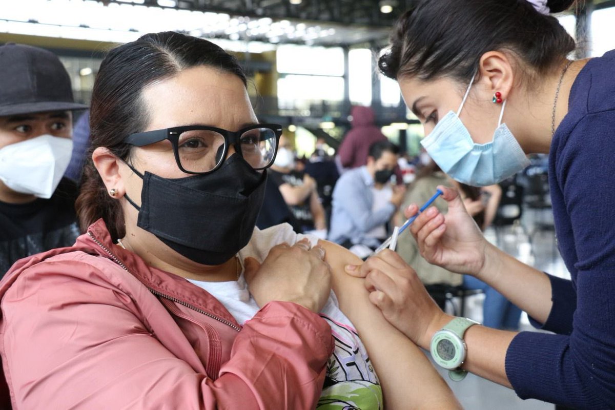 Claudiashein's tweet photo. Con la aplicación de la vacuna contra #COVID19 que se realizó hoy en la Ciudad de México, todas las personas mayores de 18 años ya cuentan con al menos una dosis. 74% de la población ya tiene el esquema completo. https://t.co/otIOA13aIb