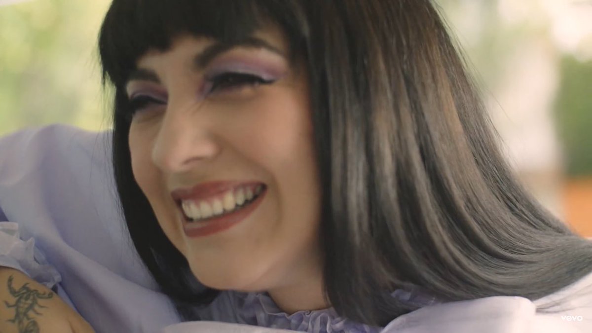 MonLaferteARG's tweet photo. Este vídeo es un sueño florido, un viaje, un reencuentro con cada una de los y las que fuimos a lo largo de nuestras vidas. 💛💜💚 La madurez, la inocencia y la picardía se dejan ver de una manera preciosa. #AlgoesMejor @monlaferte 

¿Con qué Mon se sienten identificados? https://t.co/s3eqEKTODw