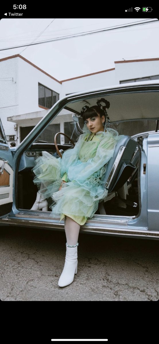 MonLaferteARG's tweet photo. Este vídeo es un sueño florido, un viaje, un reencuentro con cada una de los y las que fuimos a lo largo de nuestras vidas. 💛💜💚 La madurez, la inocencia y la picardía se dejan ver de una manera preciosa. #AlgoesMejor @monlaferte 

¿Con qué Mon se sienten identificados? https://t.co/s3eqEKTODw