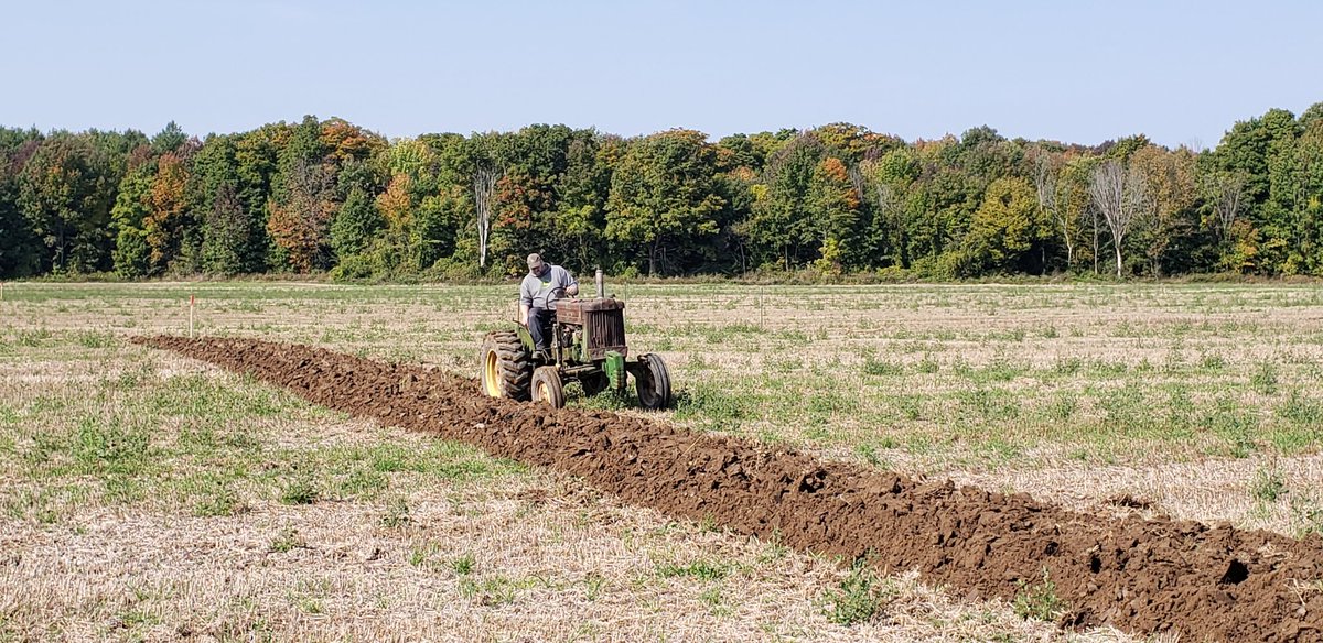 JessicaBrown650's tweet photo. Spent this beautiful fall day enjoying the weather at a local plowing match with the family. All but the youngest competed!
#IRunWithHT @JohnDeere @deeredoc_35677 https://t.co/oUXmiEZkdF