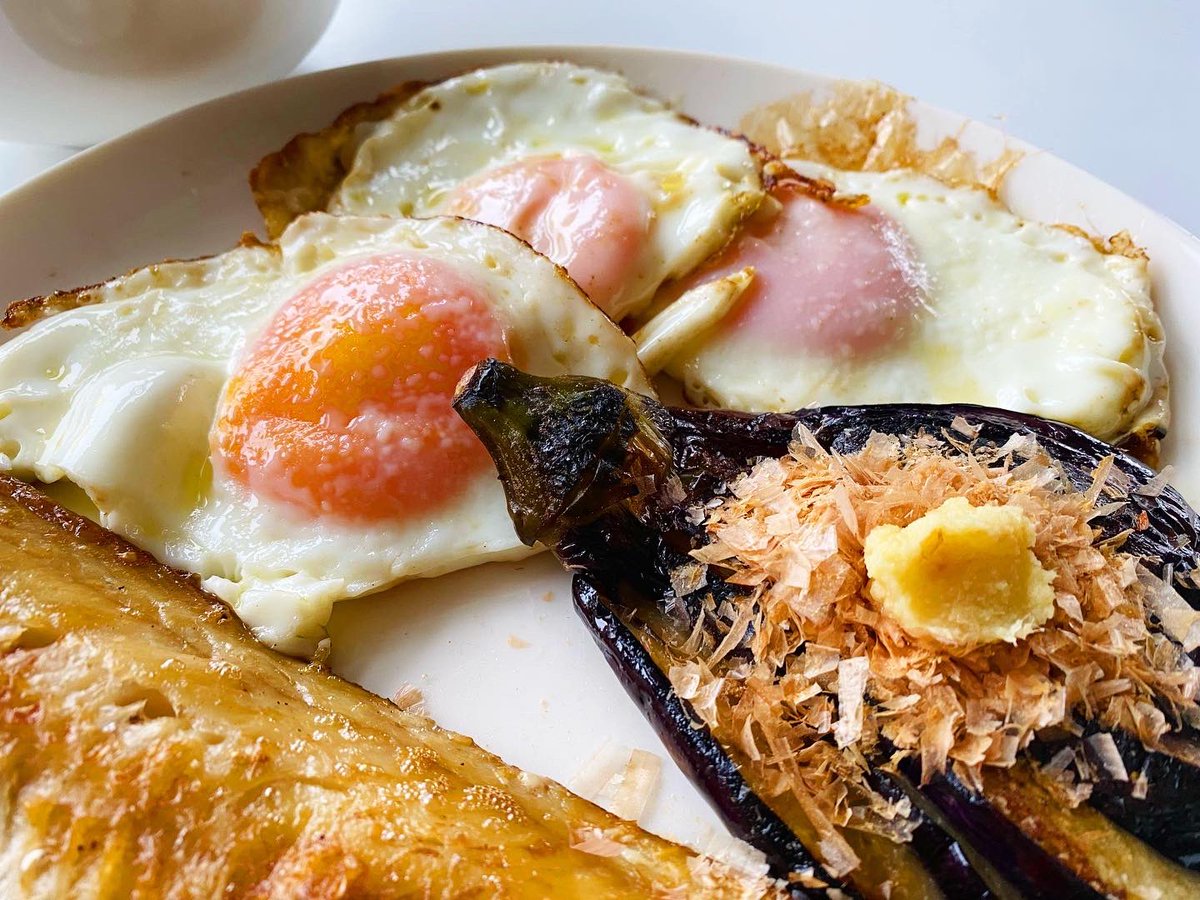 meat3eggs's tweet photo. ◇茄子の揚げ焼き
茄子と油は相性がいいですね。
ラード（豚脂）や牛脂など動物由来の油を使うのもおすすめです。 https://t.co/bFXIecLkhc
