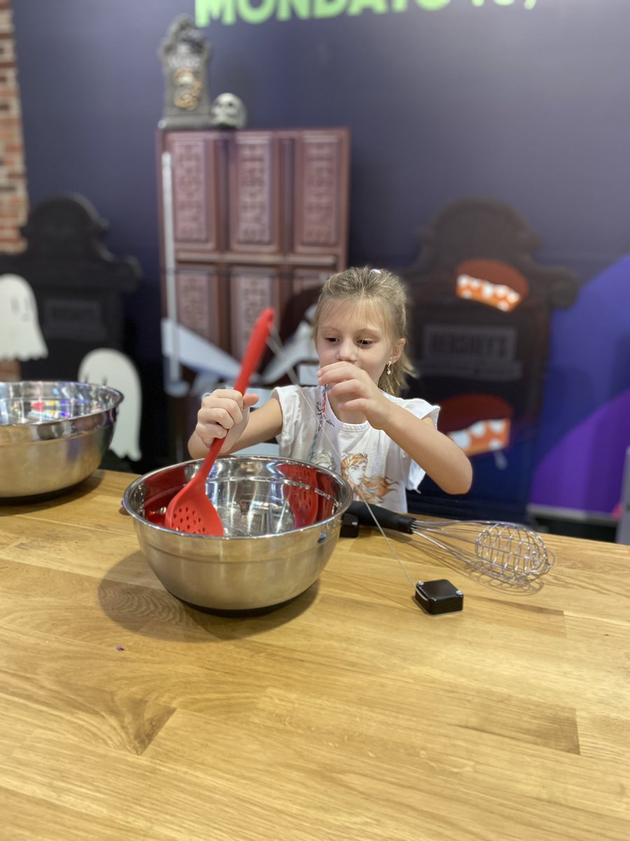 ramcheer55's tweet photo. @SunnyAnderson @ManeetChauhan huge fans of @FoodNetwork so we had to check out Hershey’s Chocolate Meltdown After Dark since we live right down the road. Olivia is ready for her cooking debut! https://t.co/uRY4HzApWj