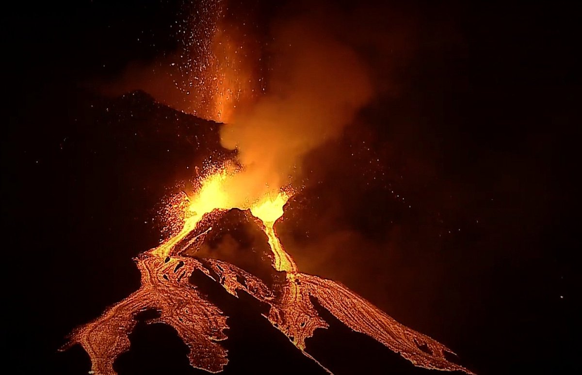 luquelalu's tweet photo. Brutal !!  🌋 
3 de octubre de 2021

2:35 / 2:50 / 3:00 / 3:15 AM

#VolcánLaPalma #LaPalma #LaPalmaEruption #Volcan
#VolcanCumbreVieja  #Tazacorte https://t.co/oNdBac6xx6