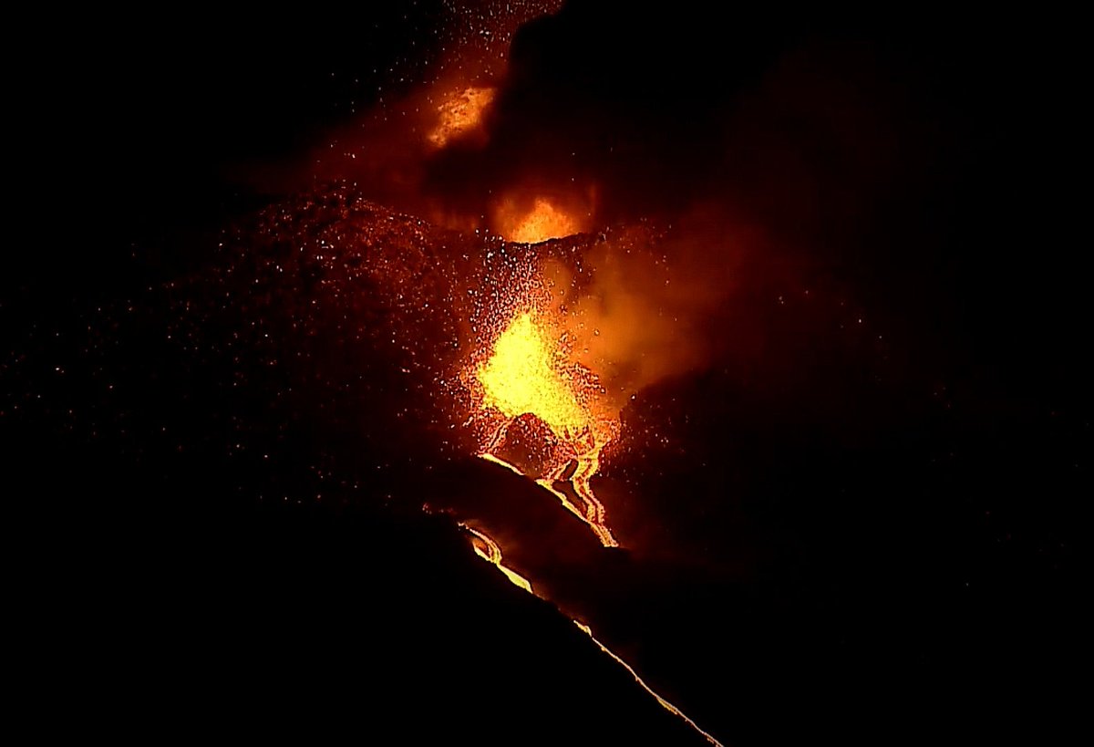 luquelalu's tweet photo. Brutal !!  🌋 
3 de octubre de 2021

2:35 / 2:50 / 3:00 / 3:15 AM

#VolcánLaPalma #LaPalma #LaPalmaEruption #Volcan
#VolcanCumbreVieja  #Tazacorte https://t.co/oNdBac6xx6