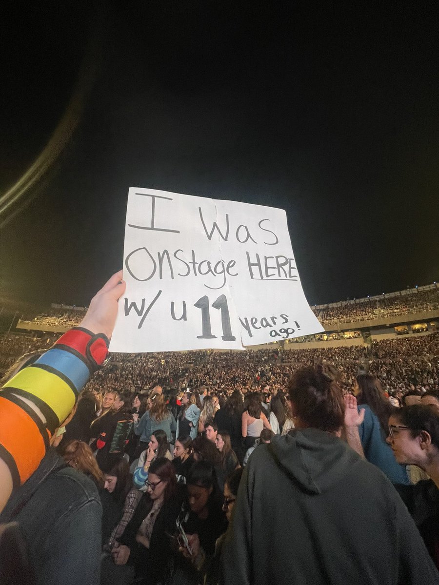 Hayleyx3jb's tweet photo. I’m very emo… long live #HeartAndSoul @jonasbrothers #JonAsBeach https://t.co/diVM4wjMiB