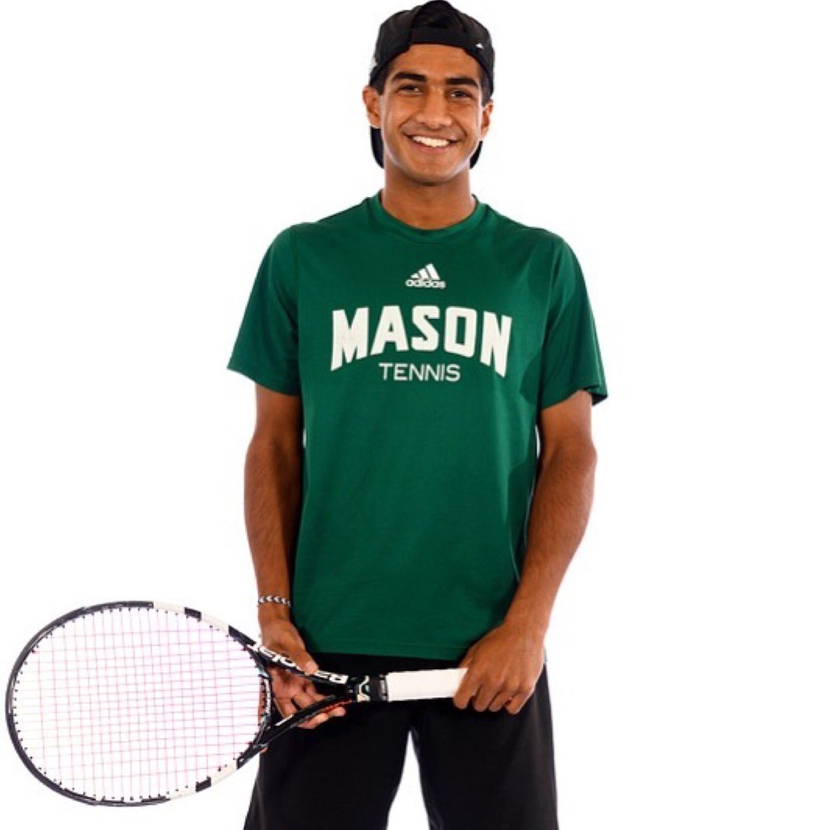 AthleticsRR's tweet photo. Alumni making headlines! 👀 We are so proud Momin! 🔥🎾🔥      
Repost from @masonmten ➡️ HISTORY! @mominnkhann becomes the first player ever at Mason to win a match at the ITA All-American Championship! He takes down Oral Roberts’ Jonathan Evans, 6-1, 6-1! 💪 https://t.co/BZYwqaqiDz