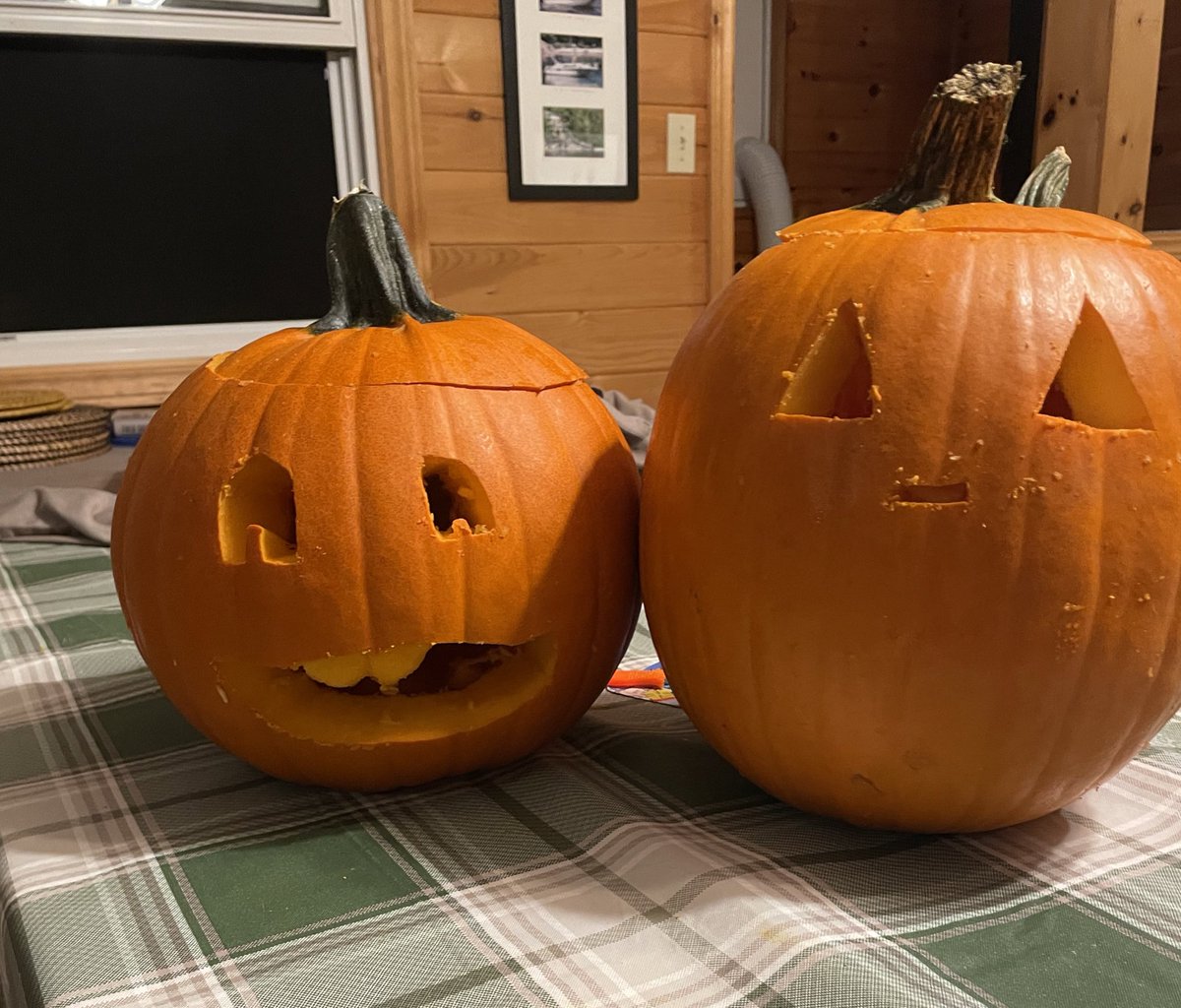 melikazeeyada's tweet photo. Pumpkins were carved, which is better https://t.co/kcrjSbJIrN