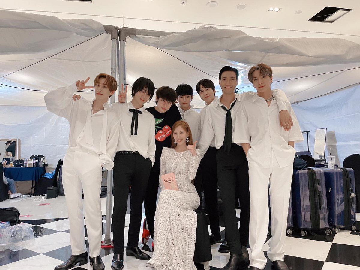 windanions's tweet photo. Gue lagi di masa merindukan momen masa lalu. Ingin sekali aja ngeliat artis-artis generasi kedua dalam acara penghargaan satu panggung, saling bertemu di backstage, dll. Karena apa, gue merasa hidup di era mereka 💙

#SUPERJUNIOR #SNSD #SuperJuniorChoiceArtist 
#SUPERJUNIOR_TMA https://t.co/OvQCYm5H1d