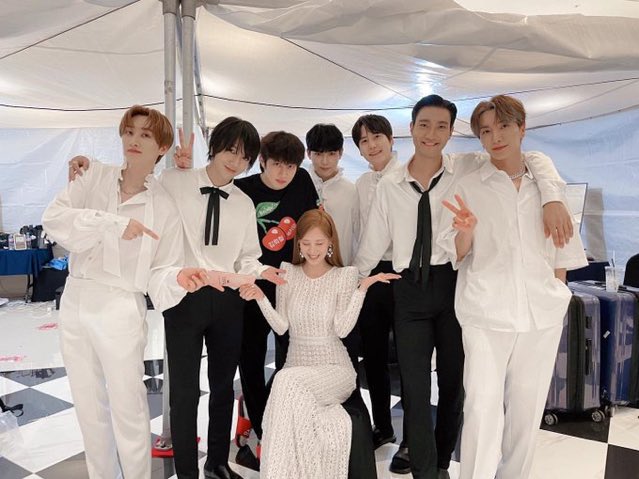windanions's tweet photo. Gue lagi di masa merindukan momen masa lalu. Ingin sekali aja ngeliat artis-artis generasi kedua dalam acara penghargaan satu panggung, saling bertemu di backstage, dll. Karena apa, gue merasa hidup di era mereka 💙

#SUPERJUNIOR #SNSD #SuperJuniorChoiceArtist 
#SUPERJUNIOR_TMA https://t.co/OvQCYm5H1d