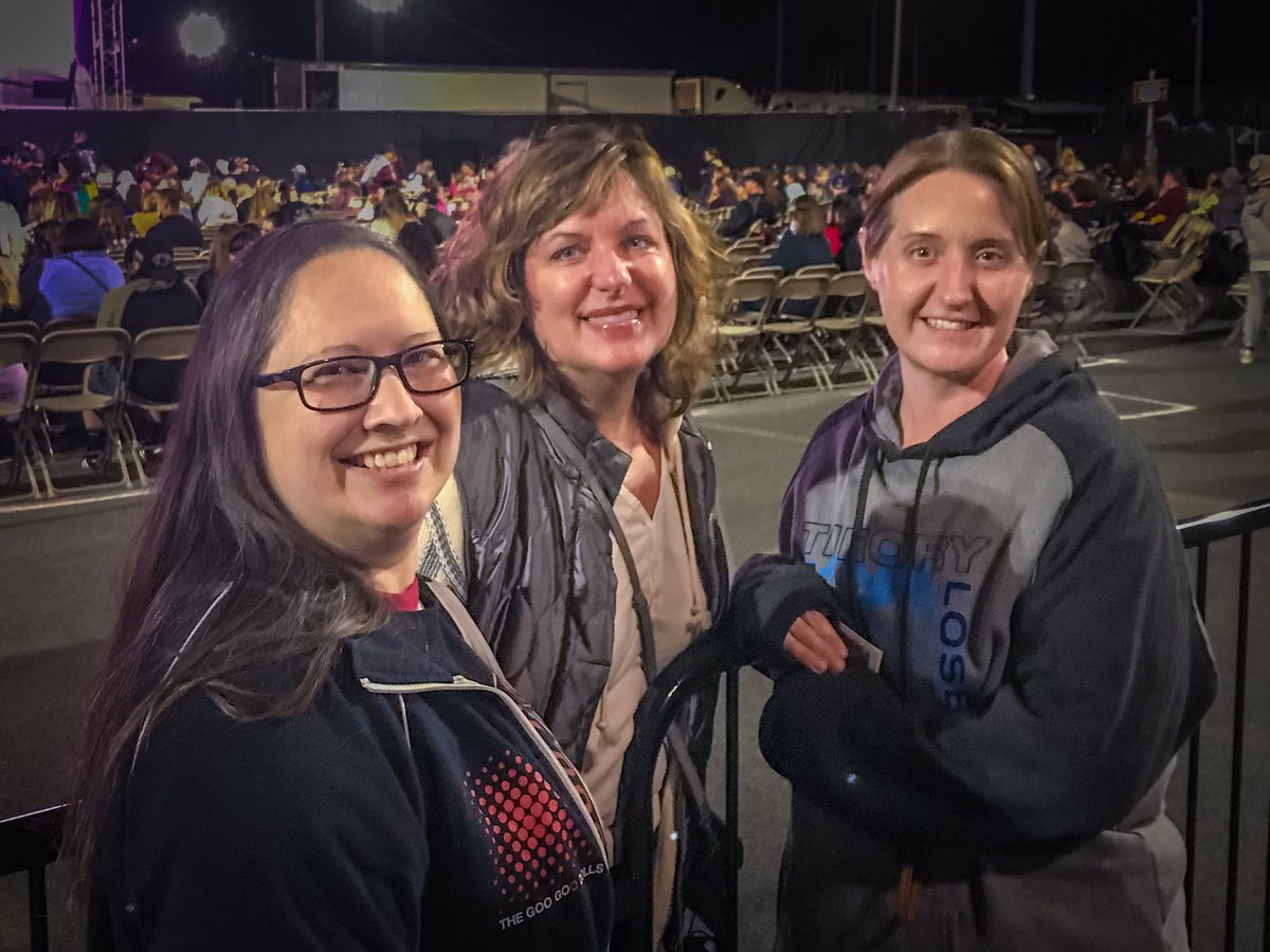 JulieAnnPix's tweet photo. The #first day of #October and #BreastCancerAwarenessMonth  was also the first time meeting fellow @googoodolls fans/ @Twitter friends @dizzyforgoo88 &amp; @TNeve25 , as well as the first concert and @TheBigEFair adventure with my Boo! 🎉💗 @AbsoluteGoo #breastcancersurvivor https://t.co/ioVo5KN14S