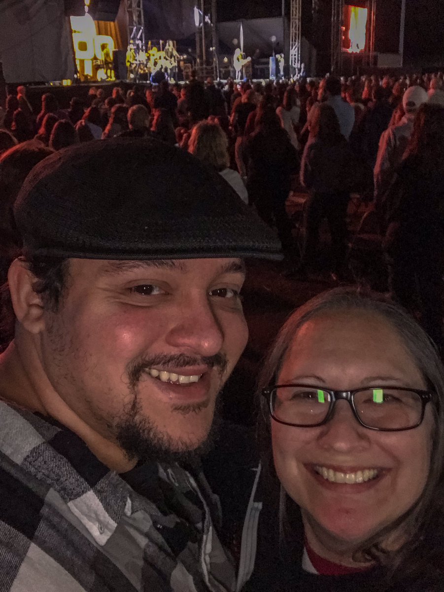 JulieAnnPix's tweet photo. The #first day of #October and #BreastCancerAwarenessMonth  was also the first time meeting fellow @googoodolls fans/ @Twitter friends @dizzyforgoo88 &amp; @TNeve25 , as well as the first concert and @TheBigEFair adventure with my Boo! 🎉💗 @AbsoluteGoo #breastcancersurvivor https://t.co/ioVo5KN14S