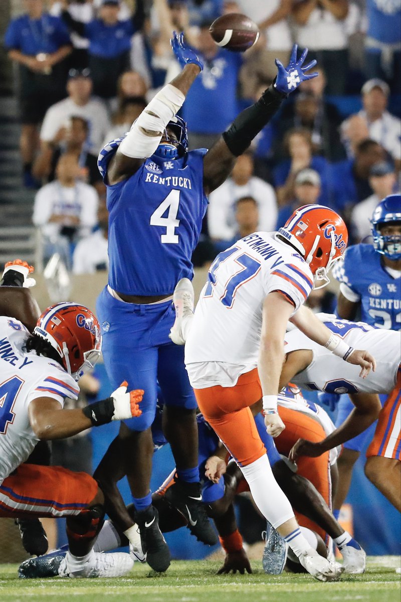 AlexSlitzPhoto's tweet photo. Kentucky defeats Florida 20-13 Saturday night at Kroger Field. @heraldleader @KentuckySports @JoshMooreHL @markcstory @pbaniak @Johnclayiv @BenRobertsHL https://t.co/5WkIes0F5G