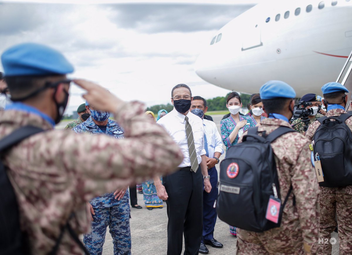 H2O_Images's tweet photo. Candid photo of Dato’Seri @HishammuddinH2O during the ceremony to send-off the first group of Malaysian Battalion (MALBATT) 850-9 on a peacekeeping mission to Lebanon 🇱🇧 at TUDM Subang on 30 September 2021.

📸 @ZaabaZek /Muhd Zaaba Zakeria https://t.co/6YR7ViHUMD