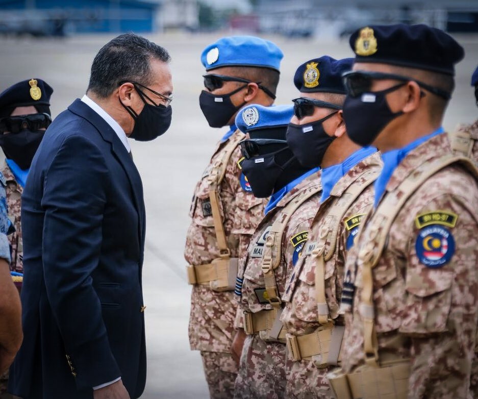 H2O_Images's tweet photo. Candid photo of Dato’Seri @HishammuddinH2O during the ceremony to send-off the first group of Malaysian Battalion (MALBATT) 850-9 on a peacekeeping mission to Lebanon 🇱🇧 at TUDM Subang on 30 September 2021.

📸 @ShyyFull /Shaiful Bahareen Ahmad https://t.co/MrNaZNxaoE