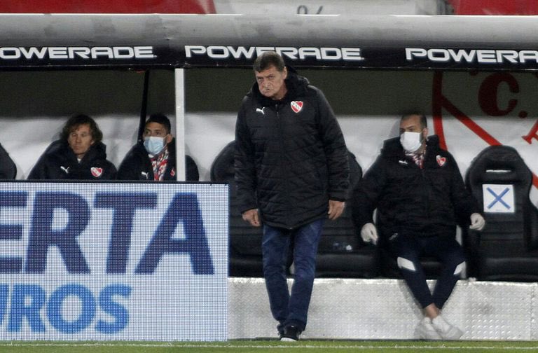 Mati_Martinez's tweet photo. Julio Falcioni debe corregir urgente la postura de #Independiente en los segundos tiempos. Al Rojo lo arremeten siempre. A la hora de querer solucionar la superioridad del rival, siempre falla en la lectura de los cambios. Hoy la variante de Asis por Soñora la entiende él solo. https://t.co/wKMiOek0Ok
