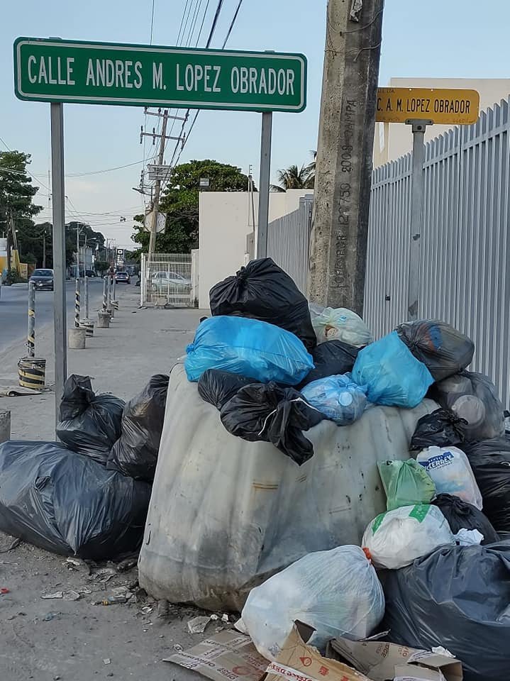 Chulada de imagen, montones de basura de más de una semana, que se desentendió el todavía presidente municipal de Paraíso, precisamente sobre la calle <a href="/lopezobrador_/">Andrés Manuel</a> precisamente rumbo a la Refinería. ¡Popocatépetl! Diría <a href="/CarlosLoret/">Carlos Loret de Mola</a> <a href="/migue_vargas/">Miguel Angel Vargas</a> <a href="/DeniseDresserG/">Denise Dresser</a> <a href="/g_quadri/">Gabriel Quadri</a>