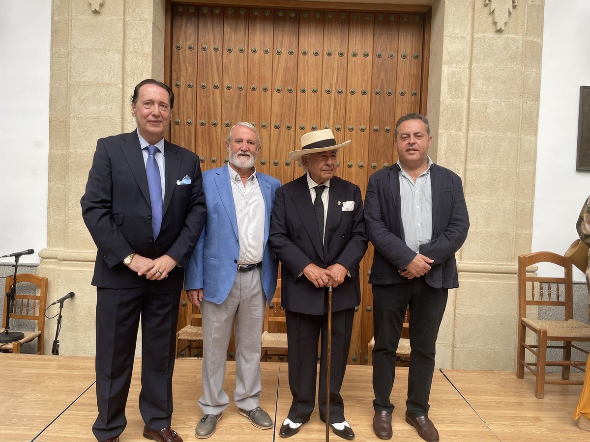 LocalJerez's tweet photo. #peñaflamenca #TiojosédePaula y en su nombre #RafaeldePaula impuso ayer sábado 2octubre  la insignia de oro de la entidad flamenca a #ManuelMorao @LocalJerez @ciudadjerez @flamencodjerez @josemrdguez https://t.co/ZoLILVceKe