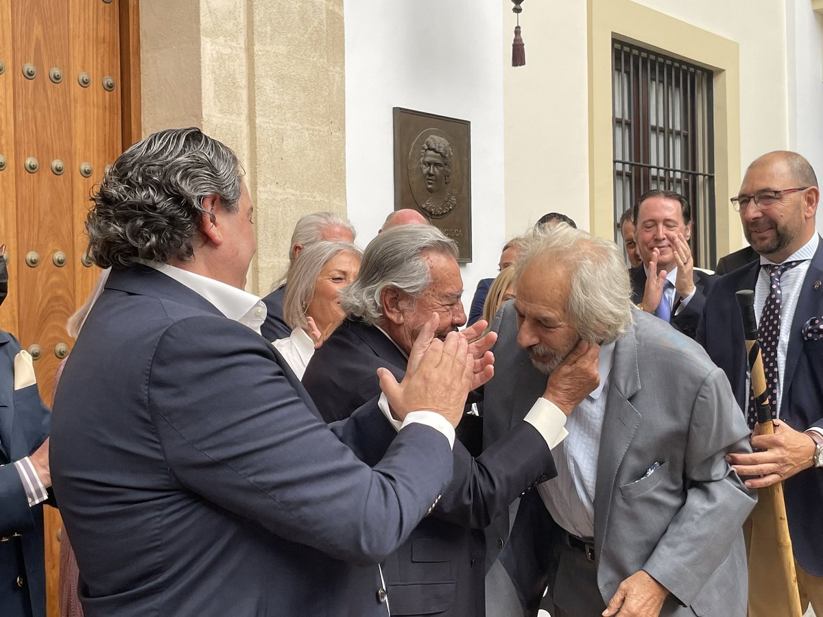LocalJerez's tweet photo. #peñaflamenca #TiojosédePaula y en su nombre #RafaeldePaula impuso ayer sábado 2octubre  la insignia de oro de la entidad flamenca a #ManuelMorao @LocalJerez @ciudadjerez @flamencodjerez @josemrdguez https://t.co/ZoLILVceKe