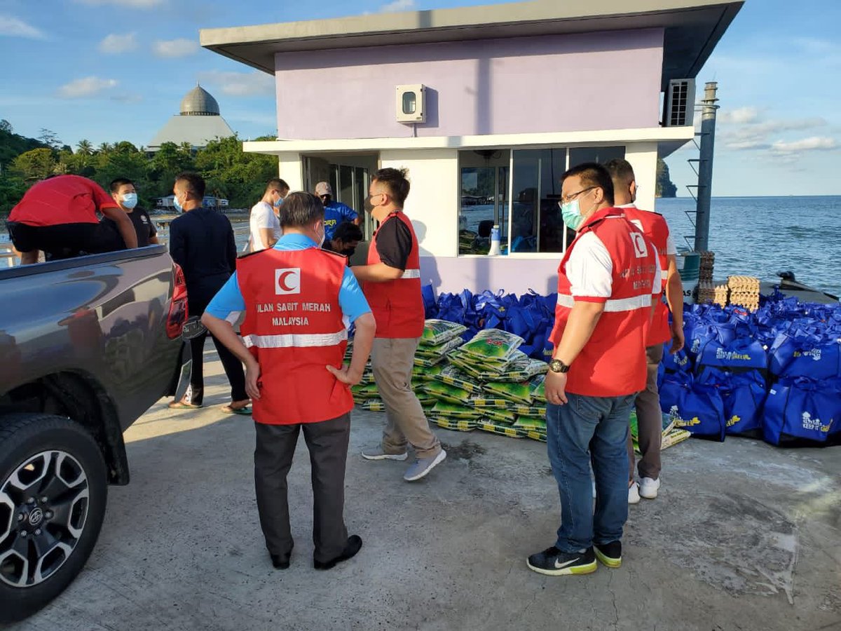 MalaysianRC's tweet photo. BSMM Sandakan telah menyerahkan 160 set bakul makanan kepada Hospital Duchess of Kent. Bakul-bakul makanan ini akan diagihkan kepada keluarga-keluarga miskin di Pulau Silagong, Pulau Madang, Pulau Dimundang dan Pulau Sumayang.
#MalaysianRedCrescentCares #LazadaForGood https://t.co/coi2KgTMLJ