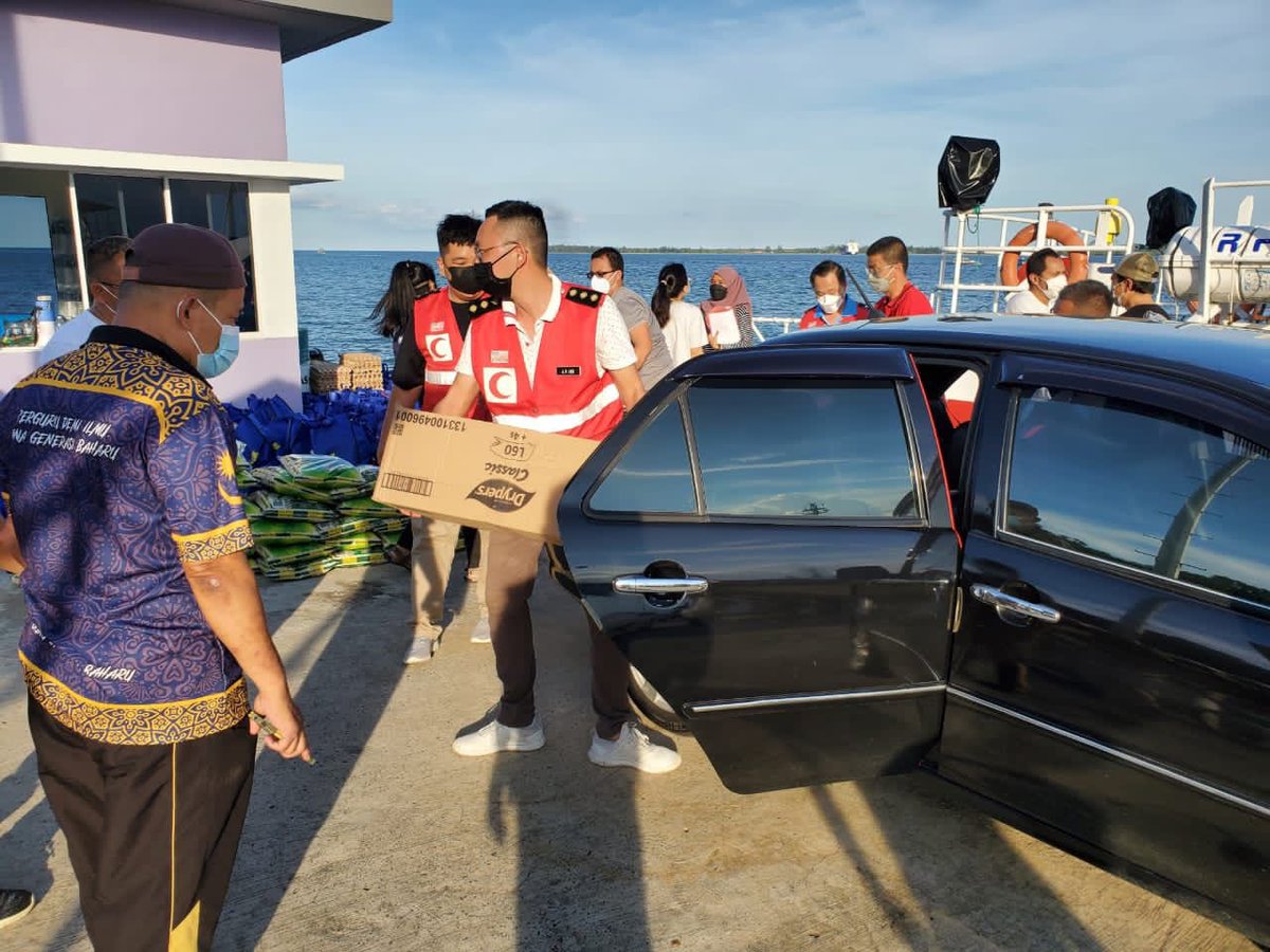 MalaysianRC's tweet photo. BSMM Sandakan telah menyerahkan 160 set bakul makanan kepada Hospital Duchess of Kent. Bakul-bakul makanan ini akan diagihkan kepada keluarga-keluarga miskin di Pulau Silagong, Pulau Madang, Pulau Dimundang dan Pulau Sumayang.
#MalaysianRedCrescentCares #LazadaForGood https://t.co/coi2KgTMLJ