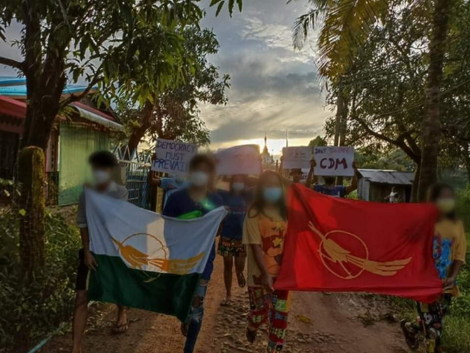 Etmani3's tweet photo. With the rising sun , revolutionary youths from #LaungLone took a morning on 3rd October .

#Oct3Coup #WhatsHappeningInMyanmar https://t.co/rmFXyV3d9S
