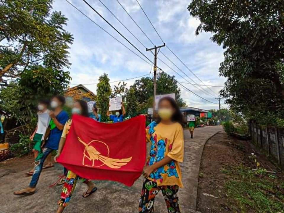 Etmani3's tweet photo. With the rising sun , revolutionary youths from #LaungLone took a morning on 3rd October .

#Oct3Coup #WhatsHappeningInMyanmar https://t.co/rmFXyV3d9S