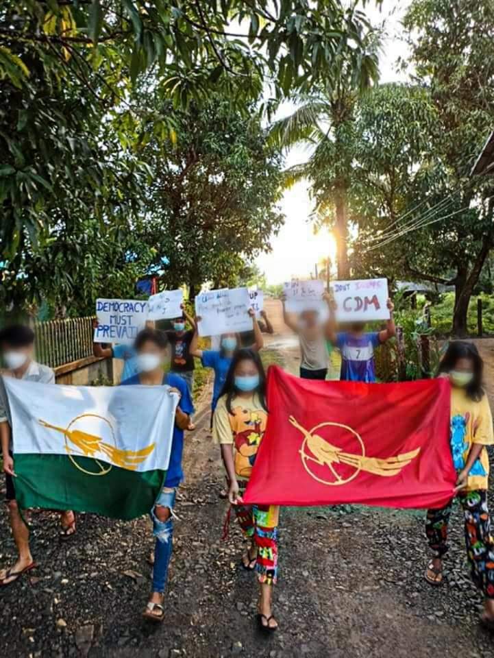 With the rising sun , revolutionary youths from #LaungLone took a morning on 3rd October .

#Oct3Coup #WhatsHappeningInMyanmar