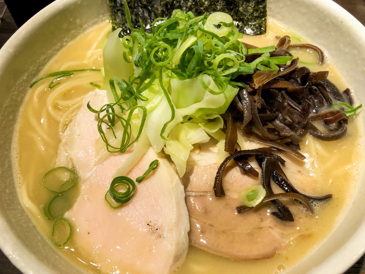 ippei_peipei's tweet photo. Ramen: "麺や福一" Fukuichi 
@"成田" Narita :★5

・White chicken soup ramen ¥1050
, made by slowly stewing whole chicken and chicken bones.
・The thick and cloudy soup is excellent filled with rich chicken taste!
・It's really worth tasting when you visit Narita airport. https://t.co/sPi0ESaDHd