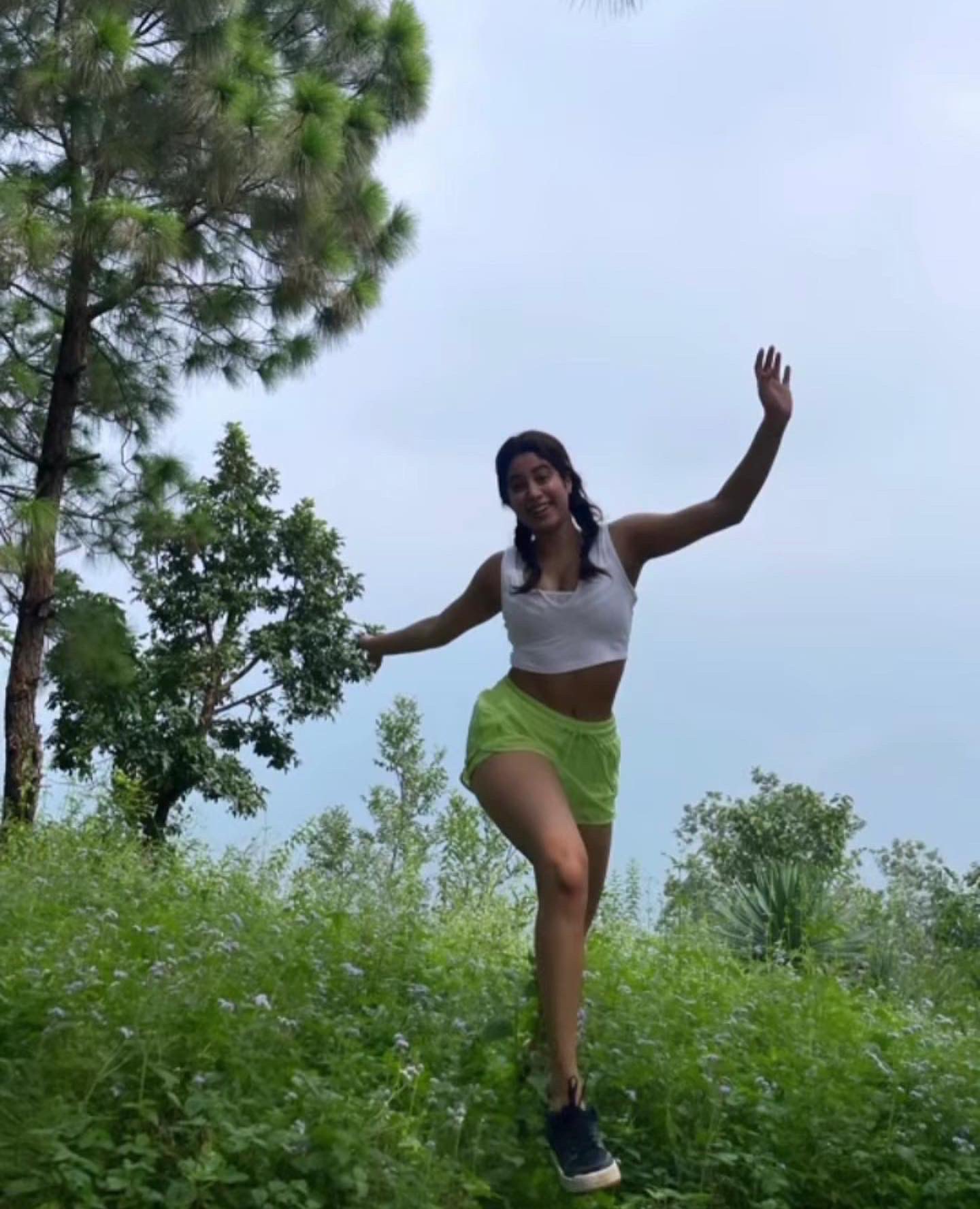 FAvcHlfUYAEP4_R?format=jpg&name=large