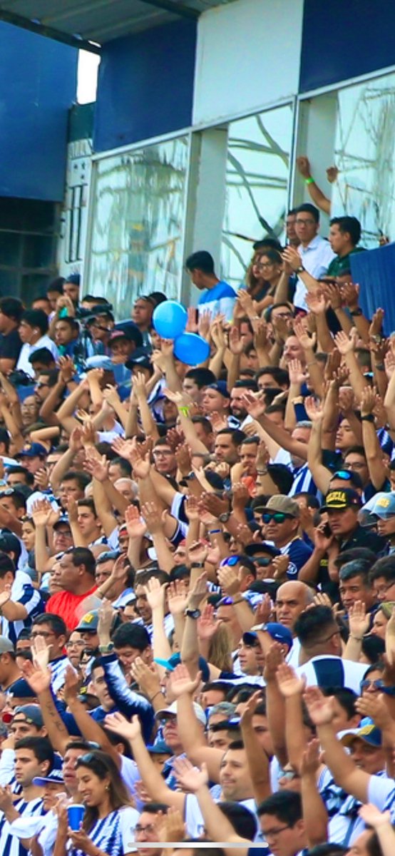 blanquiazulhora's tweet photo. Con 17 llenos de local, @ClubALoficial hubiera podido recaudar aprox:

💰 S/. 13’500,000. Sí, 13 millones. 

La vuelta de JF, los buenos resultados, los antecedentes de llenos en los últimos años. 

Ese $ no ha entrado. Consumamos productos oficiales y tratemos de compensarlo. https://t.co/Z1yNynDXT9
