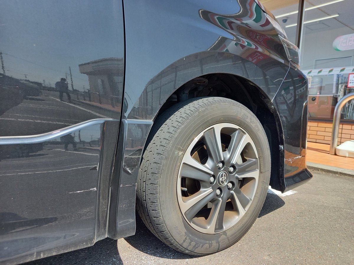 ぴよこ ᴶᴵᴹᴵᴺ ᵇᵗˢ ᵃʳᵐʸ これは完璧当て逃げよな 右横白い車で頭から入って停めてたから傷の付き方もそうよね しかも厄介な年寄り 年寄りってぶつけたこと基本気付いてないよな 警察に言うてうまくいけば相手が修理に出した時に車屋通して