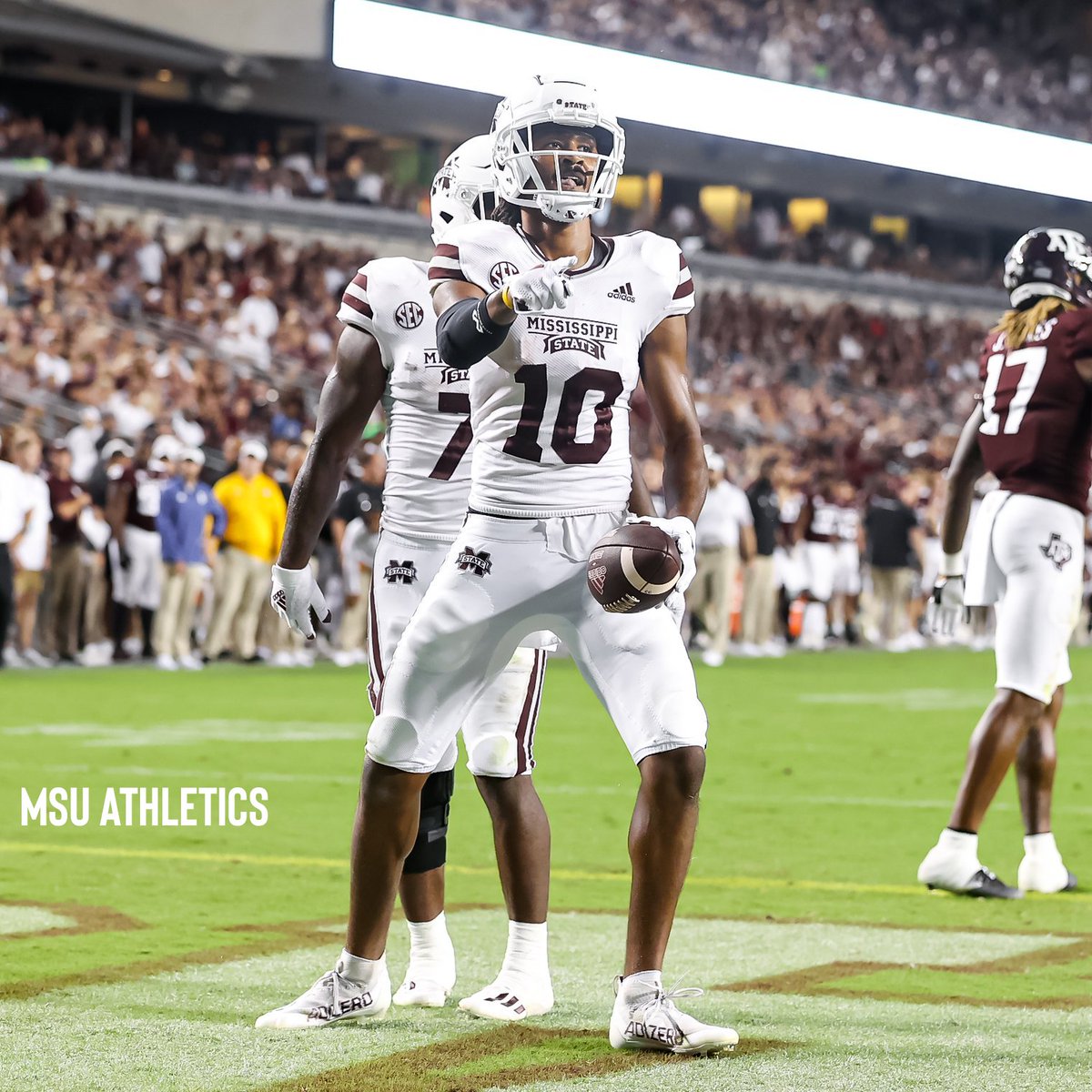 hailstateunis's tweet photo. 2000 🤝 2021

Wins over Texas A&amp;M in all-white ❄️❄️❄️

#HailState🐶🏈 https://t.co/dNcD59JilA