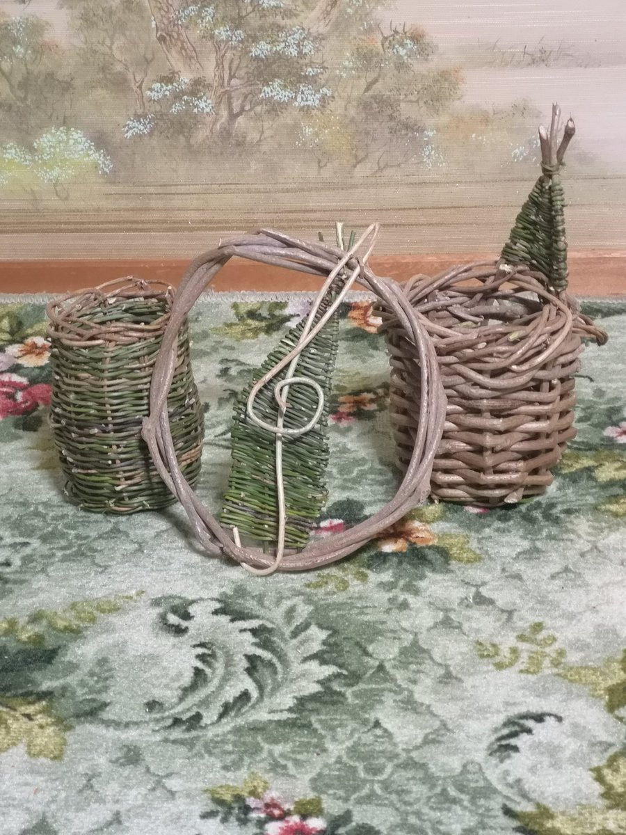 Naolin666's tweet photo. これは母が葛(クズ)の蔓(ツル)で作った造型物です。中々器用に作ってあります。自分には真似出来ないと思います。凄いなー😆 https://t.co/DXewd2qFWi
