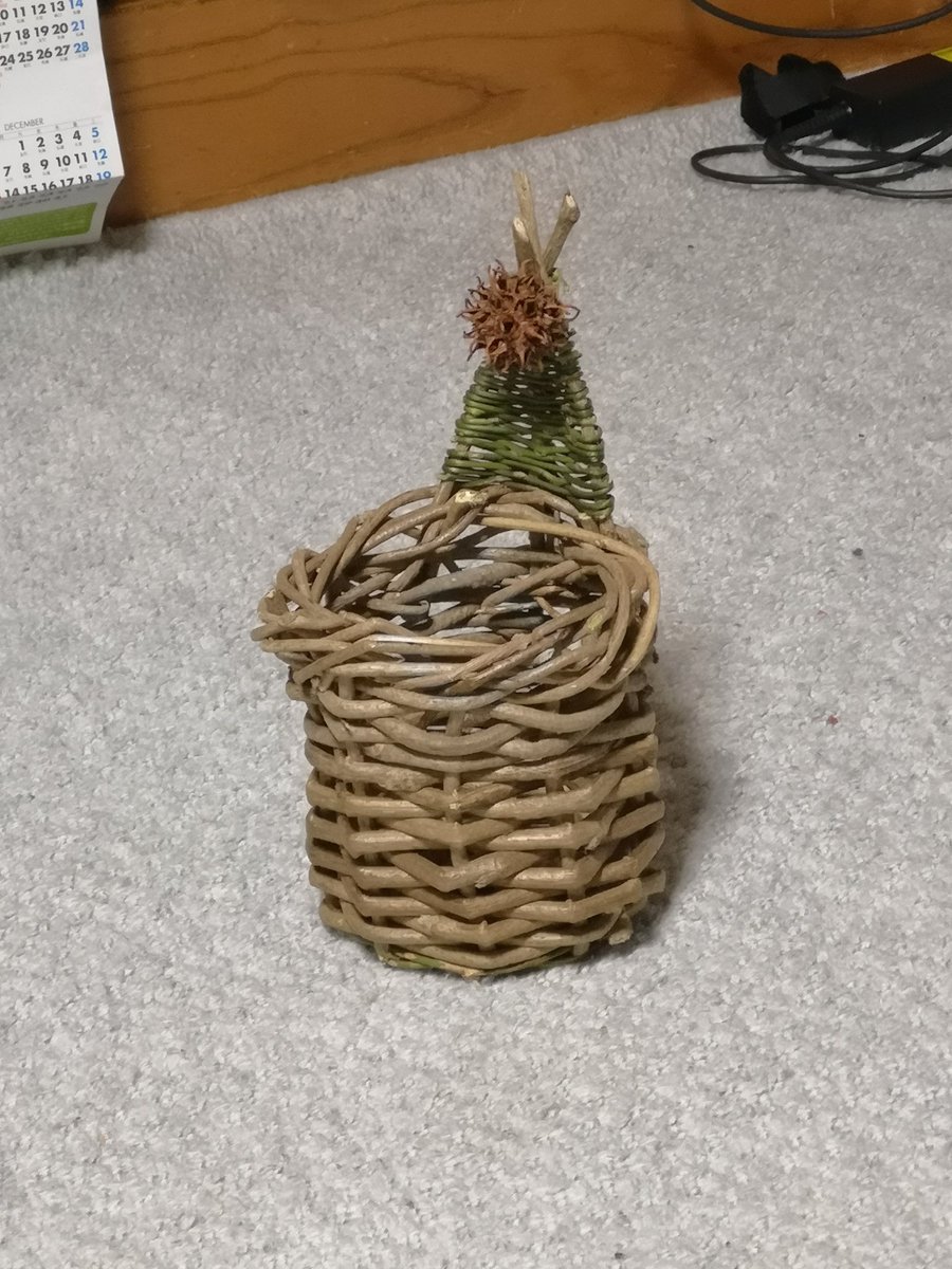 Naolin666's tweet photo. これは母が葛(クズ)の蔓(ツル)で作った造型物です。中々器用に作ってあります。自分には真似出来ないと思います。凄いなー😆 https://t.co/DXewd2qFWi