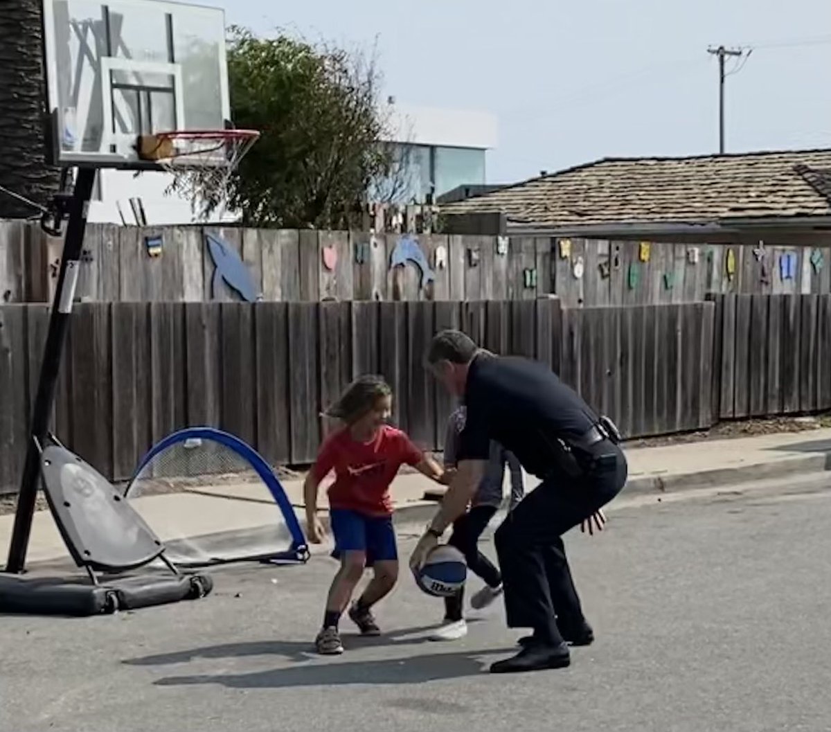 ⁦<a href="/ChiefAndyMills/">Andrew Mills</a>⁩ facing some stiff competition at the David Way block party last weekend. Thanks so much to ⁦<a href="/SantaCruzPolice/">Santa Cruz Police</a>⁩ and ⁦<a href="/santacruz_fire/">Santa Cruz Fire Department</a>⁩ for the surprise appearances and for everything you do for our community