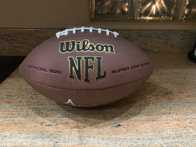 ChiefsFocus's tweet photo. 𝐈𝐭'𝐬 𝐆𝐢𝐯𝐞𝐚𝐰𝐚𝐲 𝐓𝐢𝐦𝐞! ⏰

We're giving one lucky Chiefs fan a signed @cheetah football 😎

To enter:
1. RT and like this post
2. Tag two friends
3. Follow @ChiefsFocus, @JpChiefs and, @CFStatistics

The giveaway winner will be chosen on October 8th. https://t.co/vjNJ3DLP2l