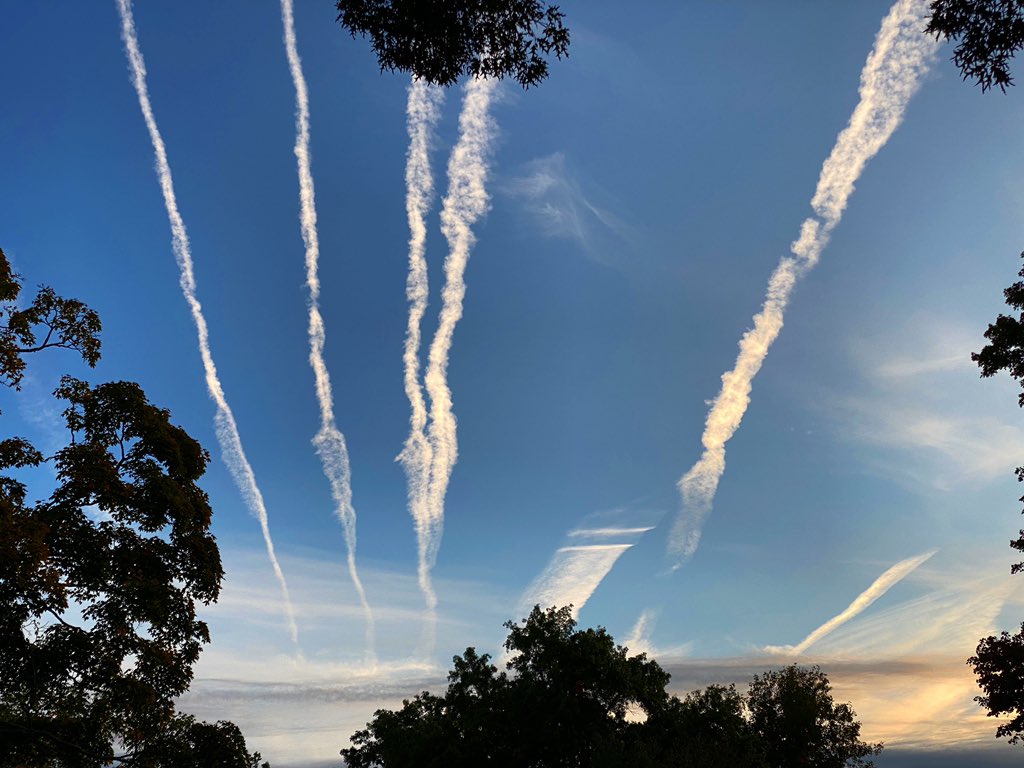 CathyLaDuke's tweet photo. Morning Sky .. #jetstream  #sunrise #walktowork #iphonephotography https://t.co/xhlMkKb2jc