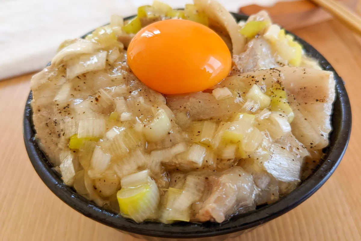 ネギ塩味が豚バラ肉ととっても合いそう！お肉を食べたい気分のときにもぴったりそうな、丼ものレシピ！
