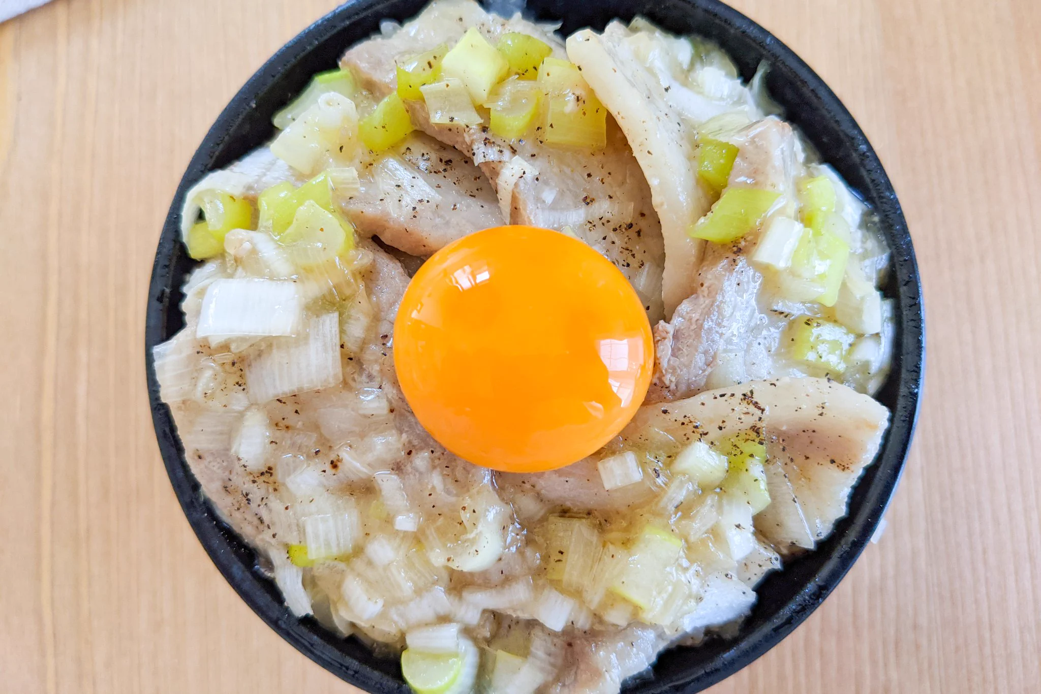 ネギ塩味が豚バラ肉ととっても合いそう！お肉を食べたい気分のときにもぴったりそうな、丼ものレシピ！