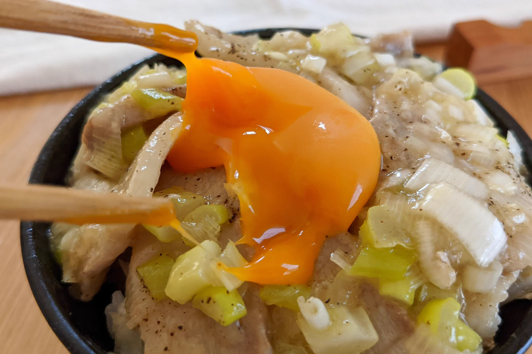 ネギ塩味が豚バラ肉ととっても合いそう！お肉を食べたい気分のときにもぴったりそうな、丼ものレシピ！
