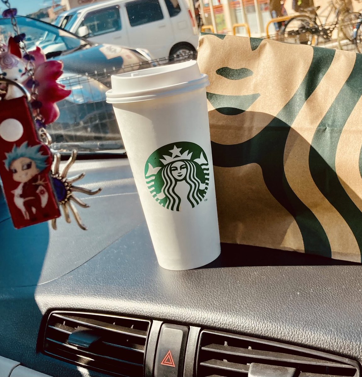 IndigoMagnolia's tweet photo. Went to the Bux today; I live in a RURAL area so it’s like an all-morning affair to go hahah
Don’t be fooled by the hot cup, this is 100% iced bc it’s randomly hot today lol
#Starbux #LifeInJapan #JapanLife #NihonGO https://t.co/XvxtdTKaMs