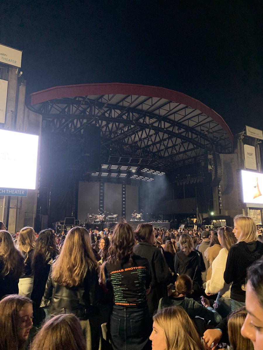 liv_casanova21's tweet photo. WAITING FOR JONAS BEACH LIKE!!!! #RememberThisTour #JonasBeach @jonasbrothers https://t.co/TEeaZ5ejgv