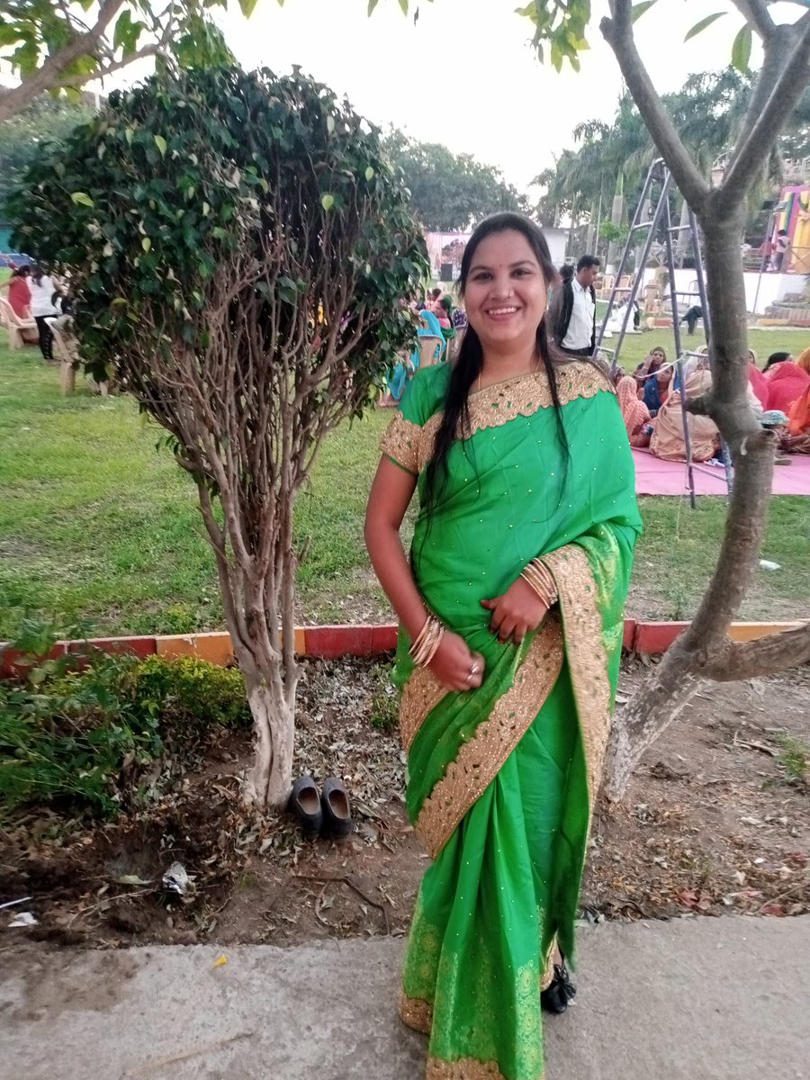 PiyaPal6's tweet photo. Saree never tell you to fit in....
It makes you stand out....
#SareeNotSorry
#SmashColonialMindset https://t.co/hEZey0E6bV