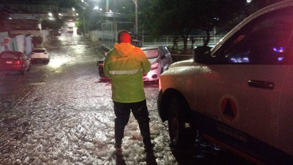 qromunicipio's tweet photo. Nuestros equipos se encuentran en las calles para atender zonas afectadas y prevenir situaciones de riesgo. Recuerda que la línea del ☎️9-1-1 está disponible las 24 horas para recibir tus reportes. https://t.co/dys8uXOqqn